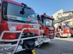 Десет екипа с огнеборци гасят голям пожар до хитринското село Развигорово