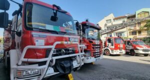 Десет екипа с огнеборци гасят голям пожар до хитринското село Развигорово