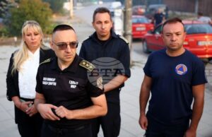 Евакуираха 400 души в село Плоски. Очакваме още шест хеликоптера в борбата с пожарите Брифинг на главния комисар Александър Джартов (вляво). Снимка: БТА