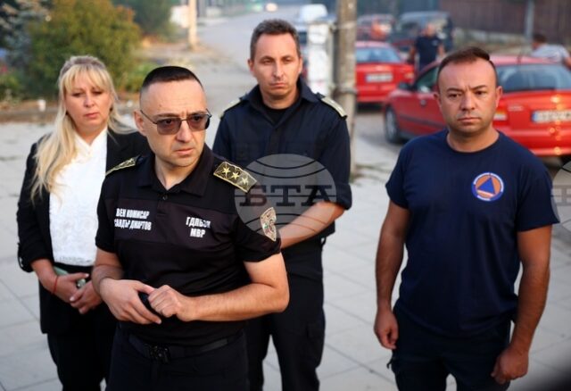Брифинг на главния комисар Александър Джартов (вляво). Снимка: БТА