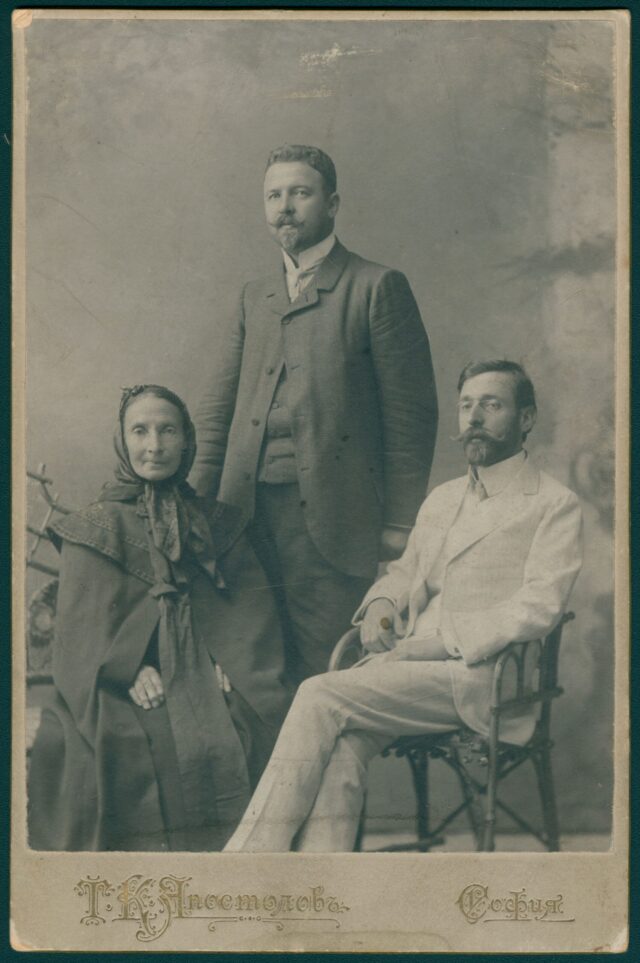 Симеон Радев с майка му Фания и брат му Владимир. [1907] г. ЦДА, ф. 77К, оп. 4, а.е. 1636
