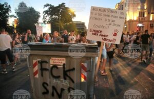 Граждани блокираха улиците в кварталите Нови Белград и Земун в сръбската столица Белград. Част от блокадите останаха и през нощта, в момент когато студентите призоваха хората да спрат работа