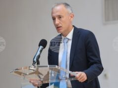Законопроект за намаляване на таксите в университетите вече е приет на първо четене в образователната комисия, каза министър Красимир Вълчев