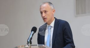 Законопроект за намаляване на таксите в университетите вече е приет на първо четене в образователната комисия, каза министър Красимир Вълчев