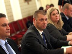Закриването на антикорупционната комисия изглежда неизбежно, а парите по ПВУ са поставени на карта