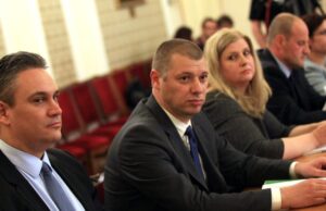 Закриването на антикорупционната комисия изглежда неизбежно, а парите по ПВУ са поставени на карта