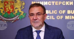 Извеждат 25 души от дом за възрастни хора Бургас, съобщи министър Борислав Гуцанов