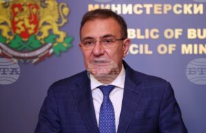 Извеждат 25 души от дом за възрастни хора Бургас, съобщи министър Борислав Гуцанов