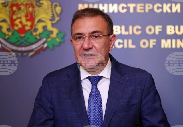 Извеждат 25 души от дом за възрастни хора Бургас, съобщи министър Борислав Гуцанов