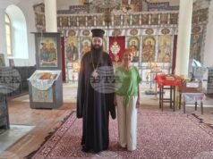 Иконографката Борислава Кацарова откри изложбата „Икони, картини и пана“ в двора на църквата „Св. Архангел Михаил“ в троянското село Врабево