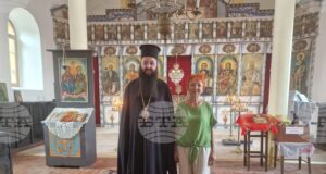 Иконографката Борислава Кацарова откри изложбата „Икони, картини и пана“ в двора на църквата „Св. Архангел Михаил“ в троянското село Врабево