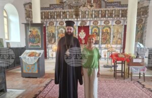 Иконографката Борислава Кацарова откри изложбата „Икони, картини и пана“ в двора на църквата „Св. Архангел Михаил“ в троянското село Врабево