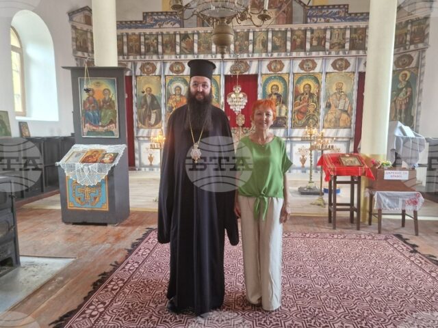 Иконографката Борислава Кацарова откри изложбата „Икони, картини и пана“ в двора на църквата „Св. Архангел Михаил“ в троянското село Врабево