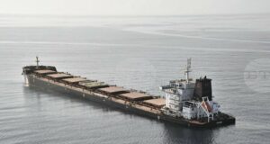 Йеменските бунтовници хуси нападнаха още един кораб в Червено море, след като поеха отговорност за потопяването на друг