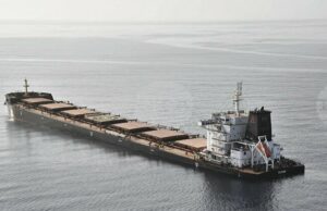 Йеменските бунтовници хуси нападнаха още един кораб в Червено море, след като поеха отговорност за потопяването на друг