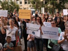 ОБНОВЕНА Протестът и контрапротестът пред „Майчин дом“ в София приключиха