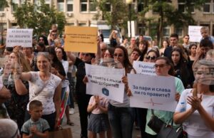 ОБНОВЕНА Протестът и контрапротестът пред „Майчин дом“ в София приключиха