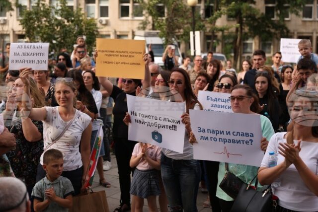 ОБНОВЕНА Протестът и контрапротестът пред „Майчин дом“ в София приключиха