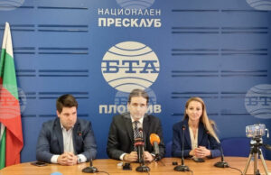 Заявката ни е да внесем вот на недоверие най-рано през септември, каза съпредседателят на "Да, България" Божидар Божанов