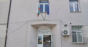 Полицаи от Нови пазар иззеха над 120 артикула, обозначени с надпис и лого на различни търговски марки