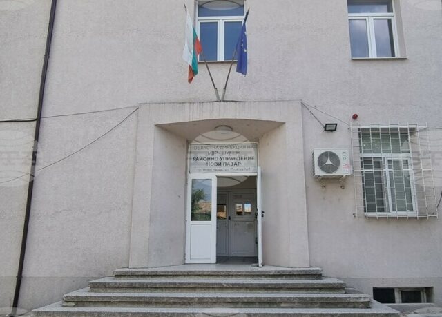 Полицаи от Нови пазар иззеха над 120 артикула, обозначени с надпис и лого на различни търговски марки