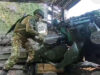 Руски войник подготвя полево оръдие „Хиацинт-Б“ за стрелба срещу украинска позиция