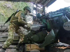 Руски войник подготвя полево оръдие „Хиацинт-Б“ за стрелба срещу украинска позиция