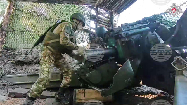 Руски войник подготвя полево оръдие „Хиацинт-Б“ за стрелба срещу украинска позиция