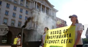 С печка за дърва и соларен панел от "Грийнпийс България" призоваха държавата да реши проблема с енергийната бедност