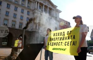 С печка за дърва и соларен панел от "Грийнпийс България" призоваха държавата да реши проблема с енергийната бедност