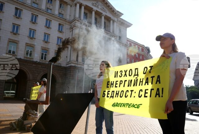 С печка за дърва и соларен панел от "Грийнпийс България" призоваха държавата да реши проблема с енергийната бедност