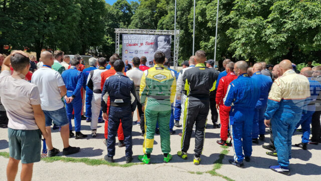 С церемония пред паметната плоча на Валерий Великов започна състезанието по планинско изкачване "Шумен"
