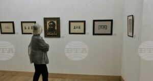 Художникът Атанас Яранов има точна рисунка, с която анализира света около себе си, казва за БТА изкуствоведът Пламена Димитрова-Рачева