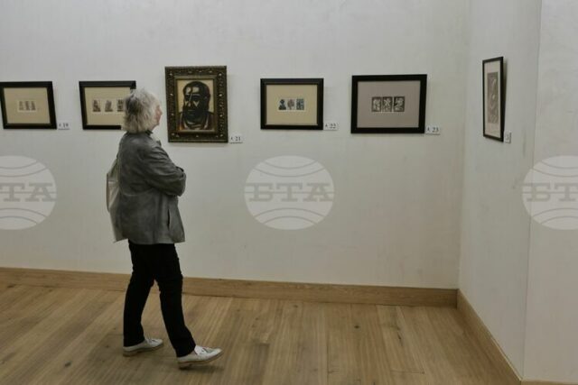 Художникът Атанас Яранов има точна рисунка, с която анализира света около себе си, казва за БТА изкуствоведът Пламена Димитрова-Рачева