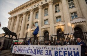 „Вън Сарафов, бухалката на Пеевски!“. Нов протест на „Правосъдие за всеки“ в София