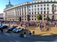 „Нямате белезници за всички“: Поредна вечер на протести в София и Варна