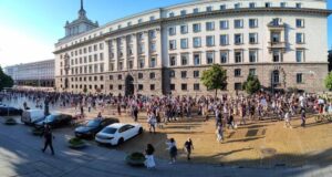 „Нямате белезници за всички“: Поредна вечер на протести в София и Варна