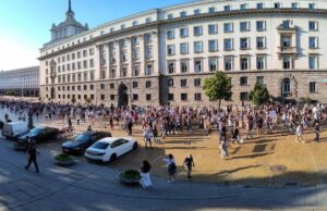 „Нямате белезници за всички“: Поредна вечер на протести в София и Варна