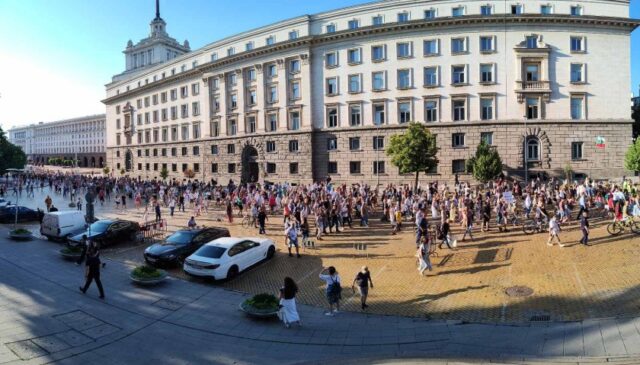 „Нямате белезници за всички“: Поредна вечер на протести в София и Варна