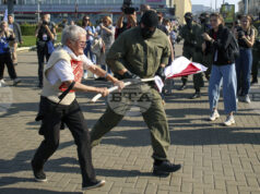 Беларуските власти атакуваха десетки опозиционери с обиски и арести, съобщиха адвокати