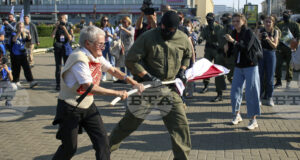 Беларуските власти атакуваха десетки опозиционери с обиски и арести, съобщиха адвокати
