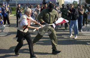 Беларуските власти атакуваха десетки опозиционери с обиски и арести, съобщиха адвокати