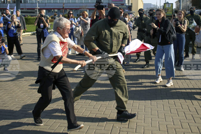 Беларуските власти атакуваха десетки опозиционери с обиски и арести, съобщиха адвокати