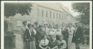Бистра Винарова (втората отляво) по време на учебна практика в замъка Везенщайн със състуденти и проф. Фердинанд Дорш (крайният вдясно). Везенщайн, Саксония. 1915 г.ЦДА, ф. 77К, оп. 5, а.е. 207, л. 13