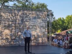 България ще я има, докато има хора като вас - с жилав корен, здрави традиции, съзидателен дух, каза президентът Румен Радев в разградското село Побит камък