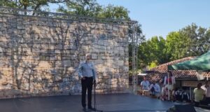 България ще я има, докато има хора като вас - с жилав корен, здрави традиции, съзидателен дух, каза президентът Румен Радев в разградското село Побит камък