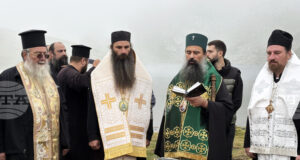 ОБНОВЕНА Българският патриарх Даниил отслужи водосвет на езерото Бъбрека в Рила планина