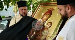 В Казанлък посрещнаха чудотворната икона на Пресвета Богородица Скоропослушница