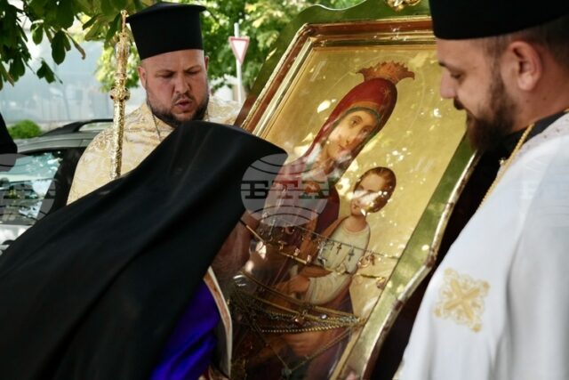 В Казанлък посрещнаха чудотворната икона на Пресвета Богородица Скоропослушница