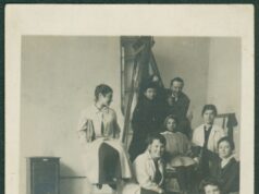 Бистра Винарова (крайната долу вдясно), нейни състудентки (Зошка, полякиня, горе вляво и Хилда Дьорнер, най-долу), проф. Хофман и момиче модел (в средата) в ателието на Ханс Хофман. Мюнхен. 1916 – 1917 г.ЦДА, ф. 77К, оп. 5, а.е. 207, л. 22